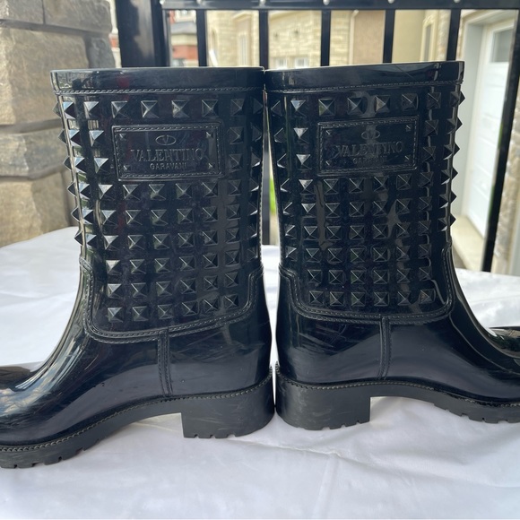 Valentino Black Valentino Garavani Tonal Rockstud Rain Boots in size 37 - Picture 2 of 8